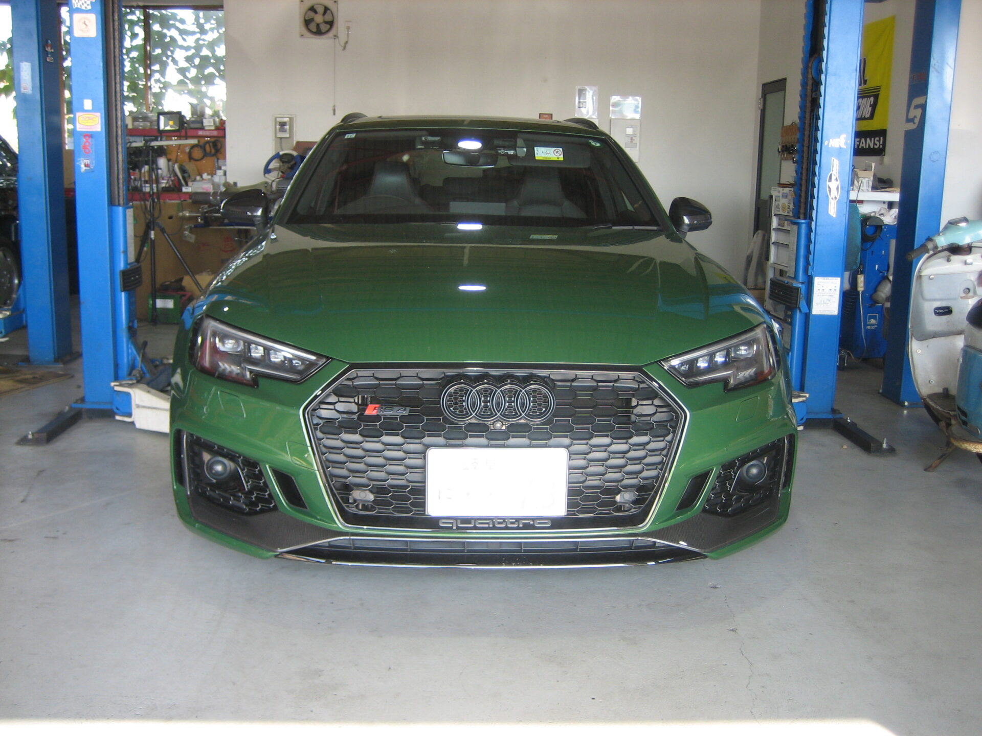 アウディRS4　スタッドレスタイヤ付替え作業