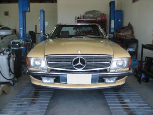 メルセデス・ベンツ560SL　エアコンが効かない（エアコンコンプレッサー交換）